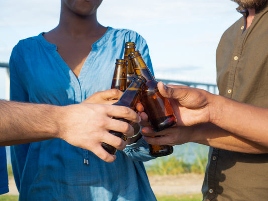 Gente bebiendo cerveza sin alcohol