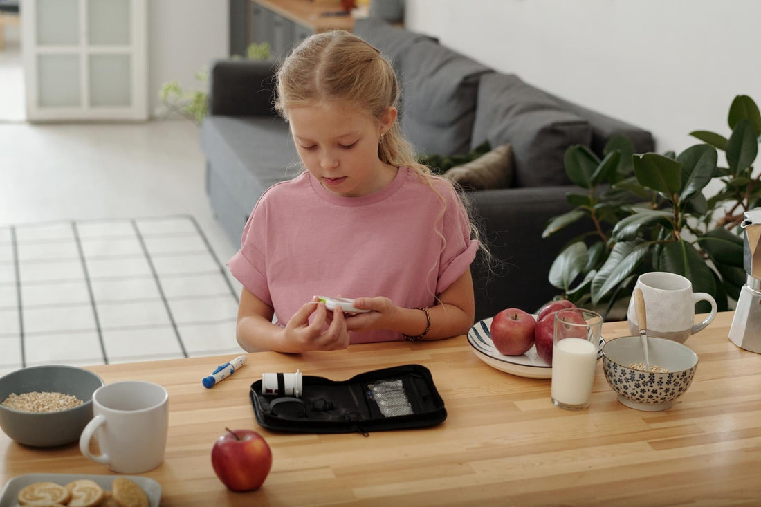 Niña tratándose de la diabetes