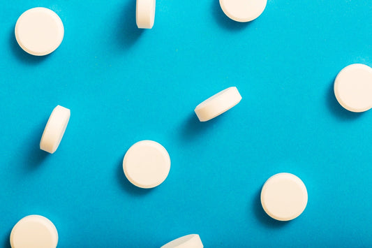 pastillas de glucosa sobre fondo azul