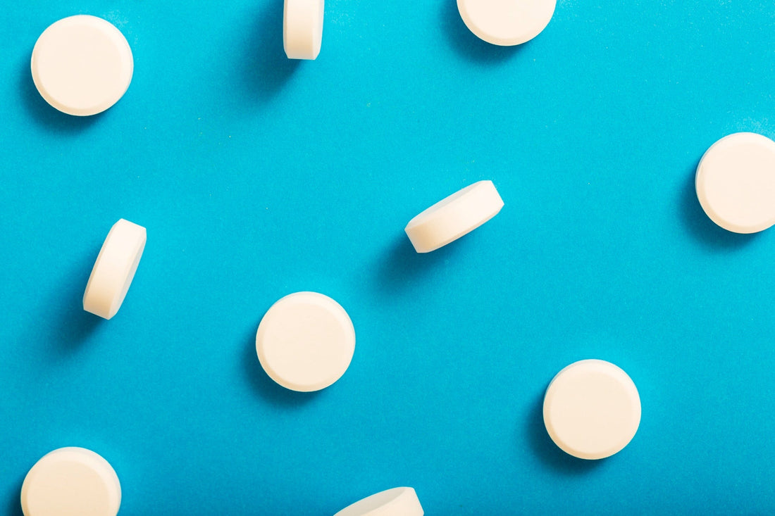pastillas de glucosa sobre fondo azul